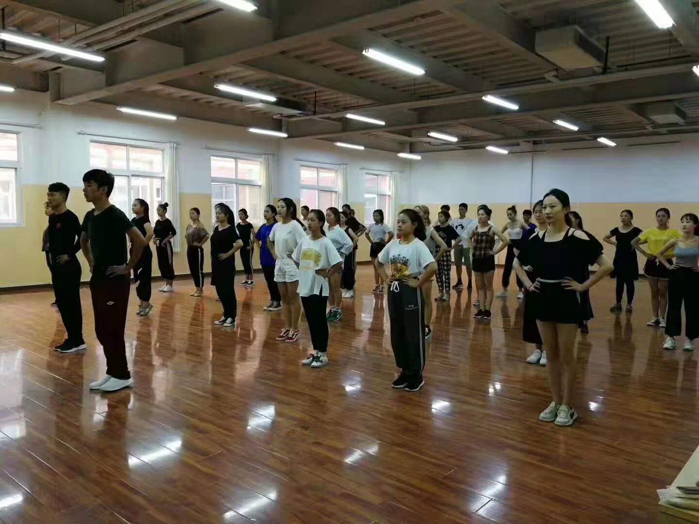 长春市现代职业技术学校舞蹈室